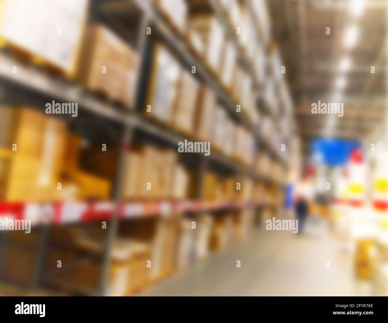 interno defocato dei rack di magazzino Foto Stock