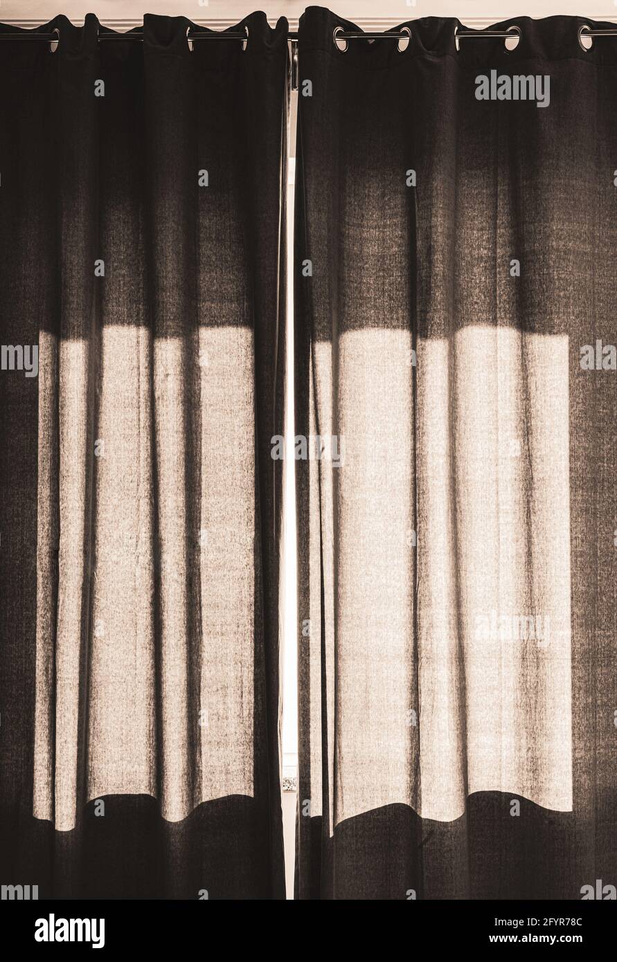 tende nere chiuse sulla finestra soleggiata Foto stock - Alamy
