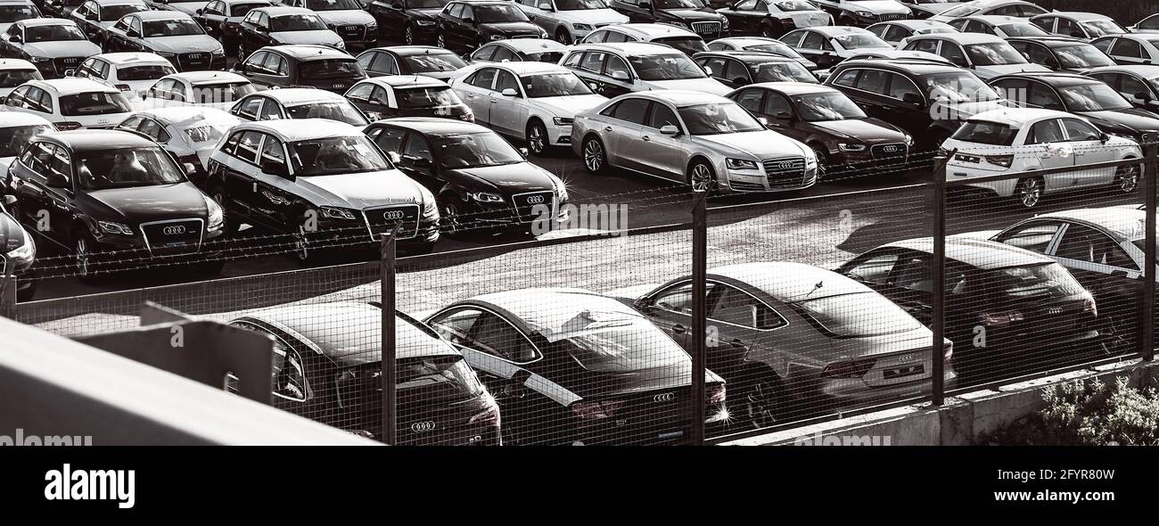 Nuove automobili tedesche Audi parcheggiate all'aperto Foto Stock