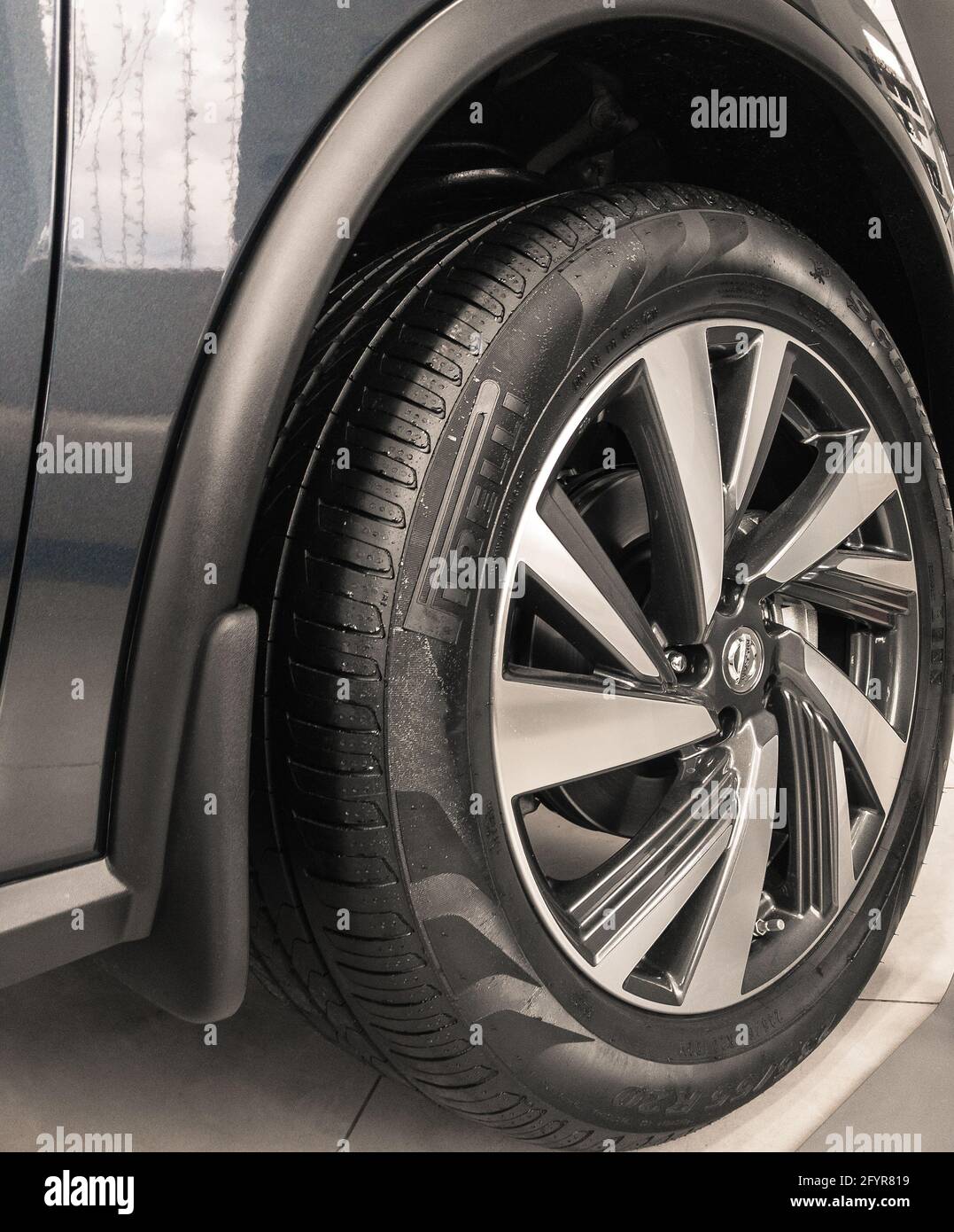 2019: Pneumatico a basso profilo Pirelli Scorpion montato su Nissan SUV Foto Stock