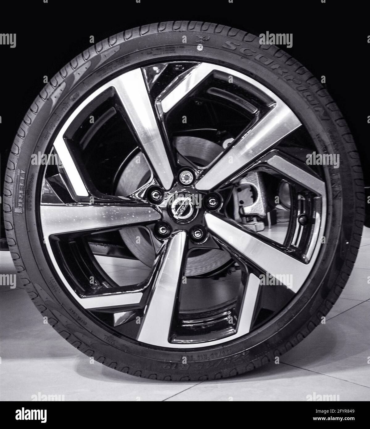 2019, pneumatico a basso profilo Pirelli Scorpion montato su ruota Nissan Foto Stock