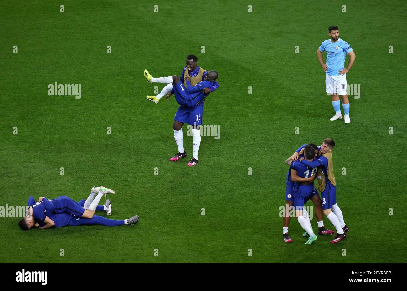 I giocatori di Chelsea celebrano la vittoria mentre Sergio Aguero (a destra) di Manchester City appare espulso dopo la finale della UEFA Champions League che si è tenuta all'Estadio do Dragao di Porto, in Portogallo. Data immagine: Sabato 29 maggio 2021. Foto Stock