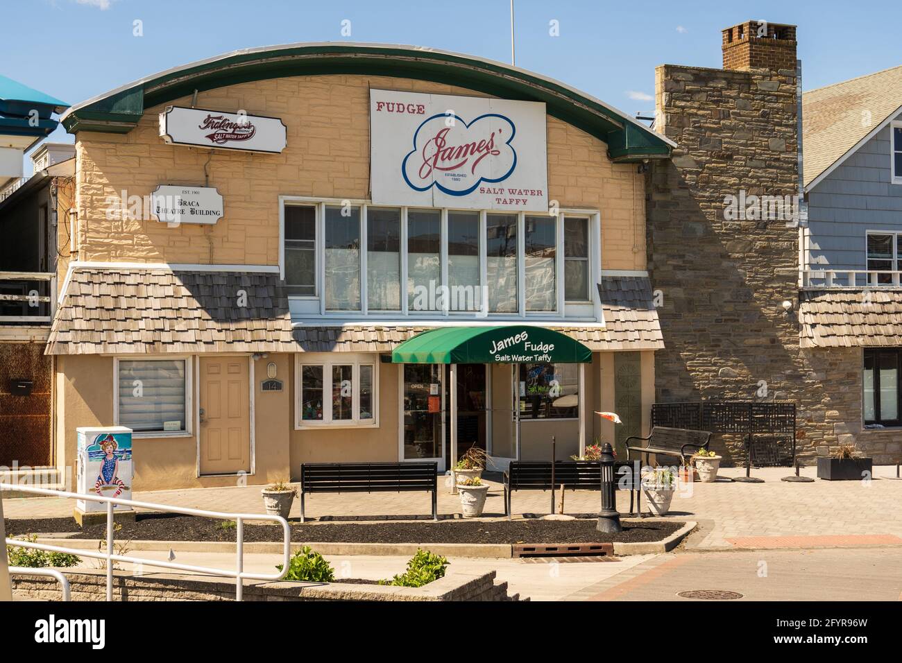 Sea Isle City, NJ - 13 maggio 2021: Lo storico edificio del teatro di Braca è ora sede del James Fudge e del negozio di taffy di acqua salata. Il teatro di Braca firma Foto Stock