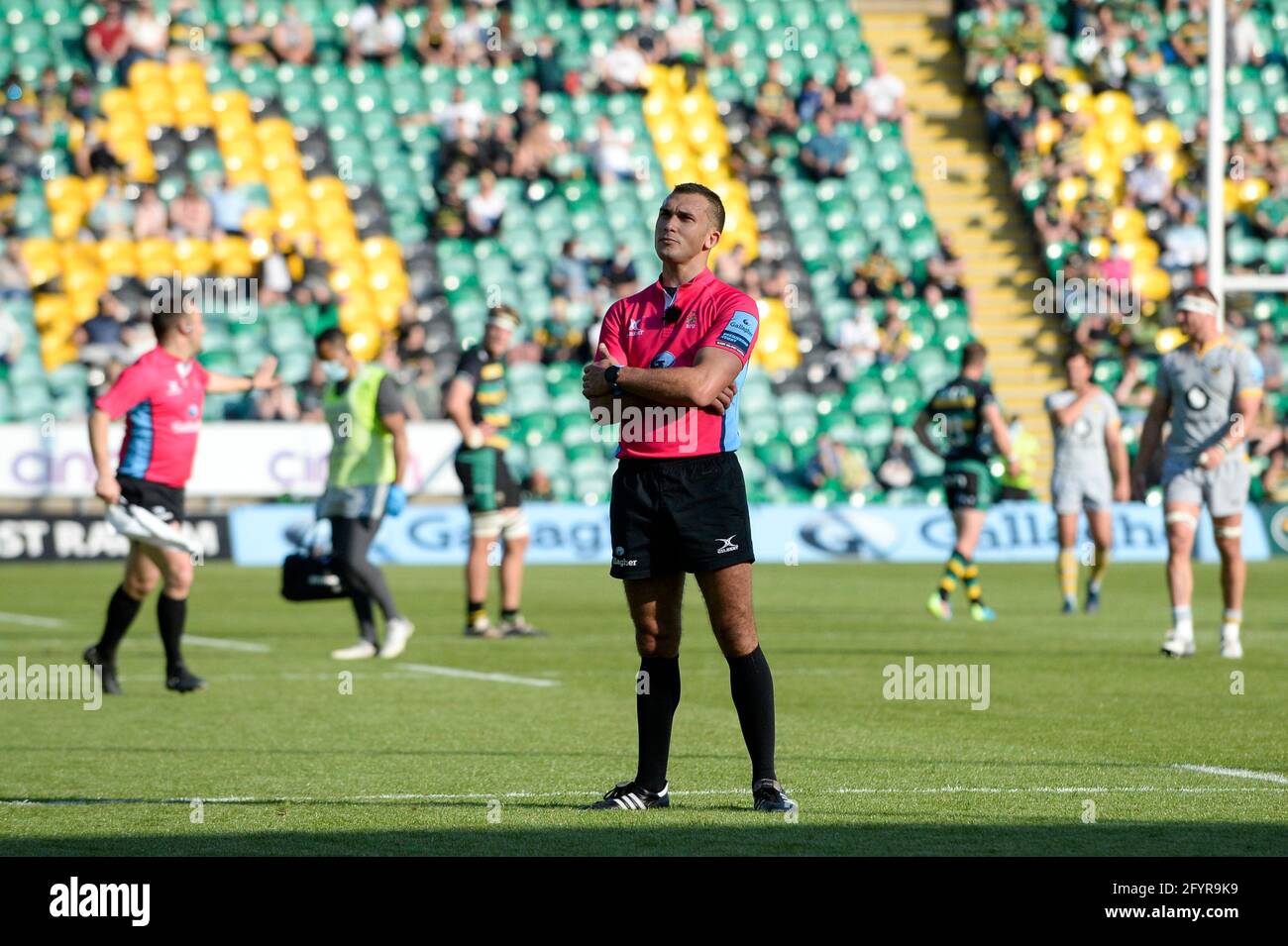 L'arbitro Adam Leal guarda la recensione tv durante la partita della Gallagher Premiership tra Northampton Saints e Wasps a Franklin's Gardens, Northampton, sabato 29 maggio 2021. (Credit: Ben Pooley | MI News) Credit: MI News & Sport /Alamy Live News Foto Stock