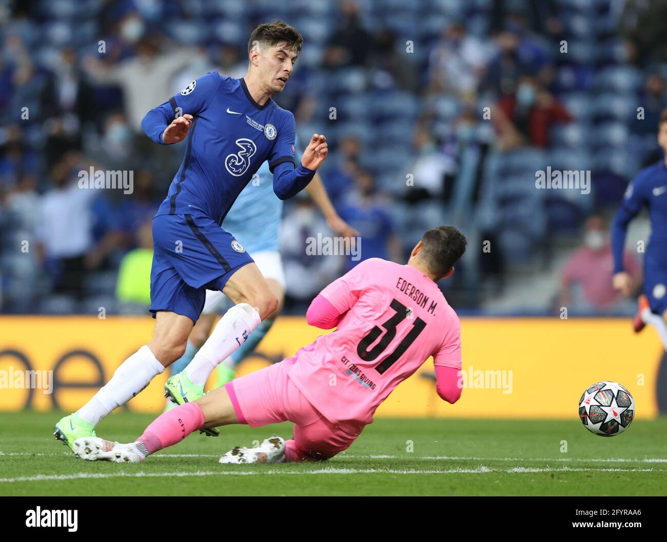 PORTO, PORTOGALLO - 29 MAGGIO: Kai Havertz di Chelsea si aggira intorno al portiere di Manchester City Ederson per segnare l'unico gol della partita durante la finale della UEFA Champions League tra Manchester City e Chelsea FC all'Estadio do Dragao il 29 maggio 2021 a Porto, Portogallo. (Foto di MB Media) Foto Stock