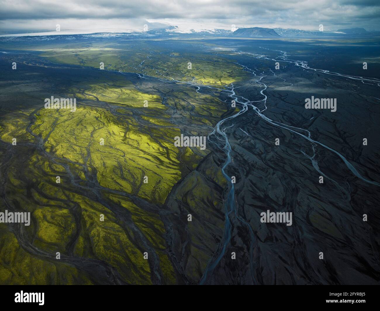 Vista aerea del sistema fluviale di meandri sulle alture islandesi Foto Stock