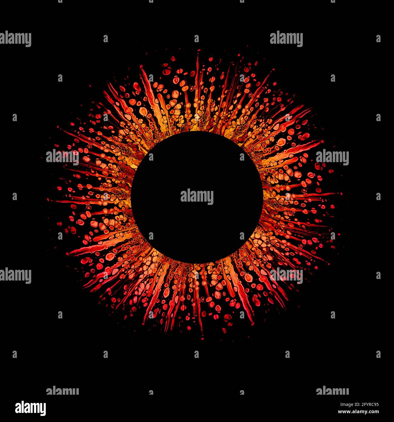 Colorati spruzzi acrilici astratti in forma arrotondata con spazio libero per il testo su sfondo nero. Riquadro gradiente in rosso, arancione e giallo. Flusso libero Foto Stock