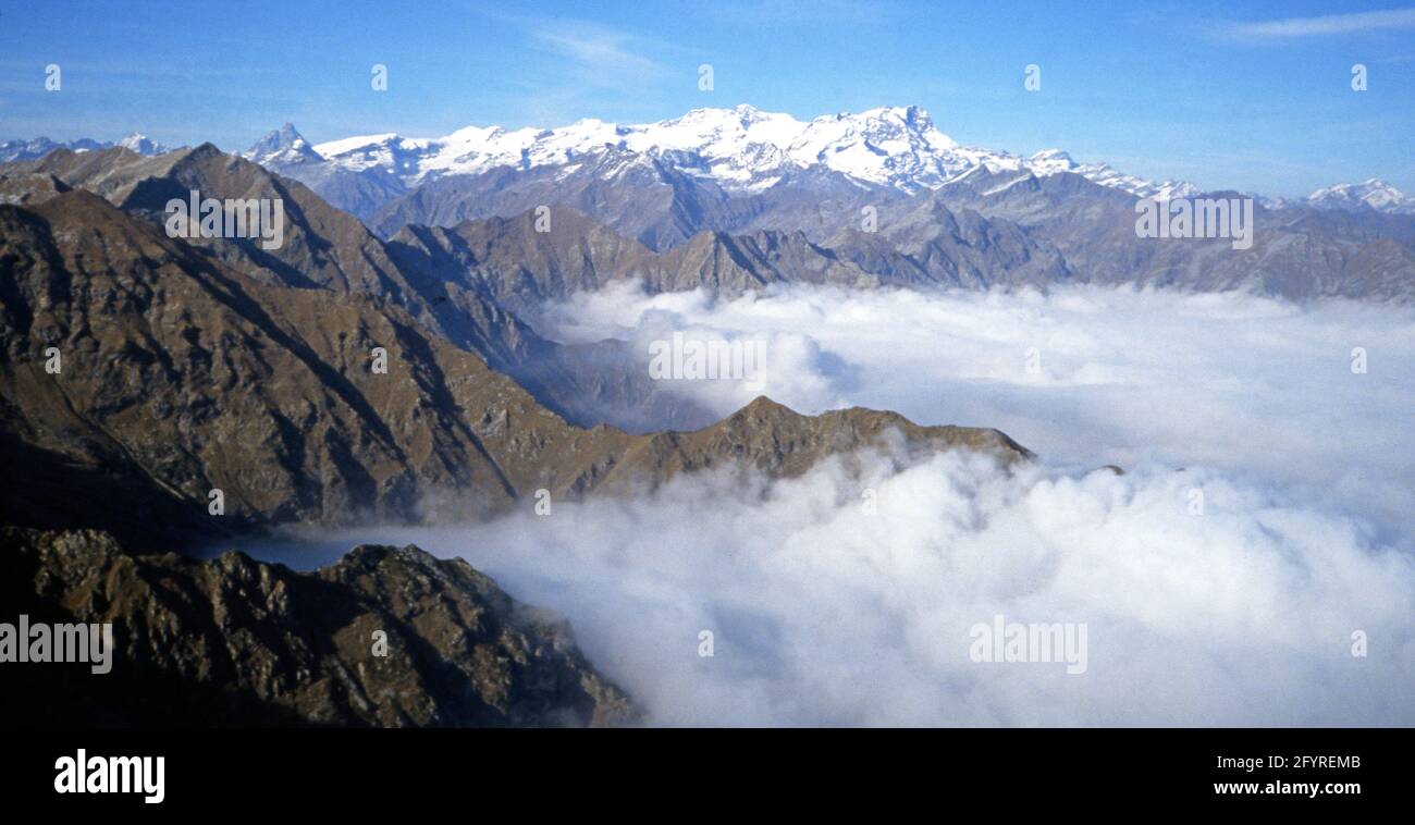 Panorama del Monte Rosa dalle montagne di Oropa Foto Stock