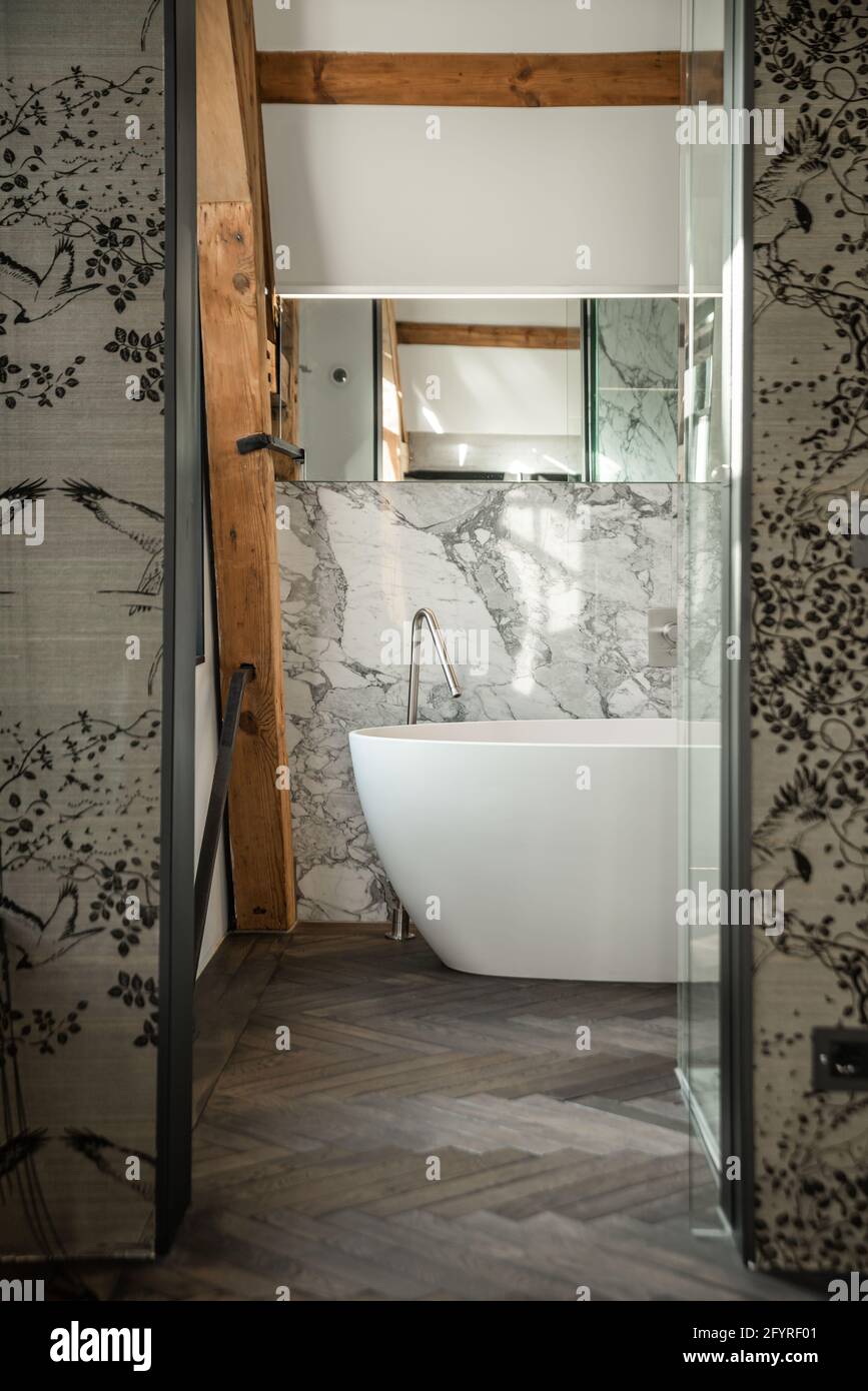 Lussuosa vasca da bagno dal design insolito in una casa elegante Foto Stock