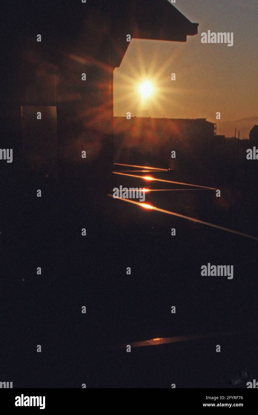 Effetti di luce sulla ringhiera di un balcone all'alba Foto Stock