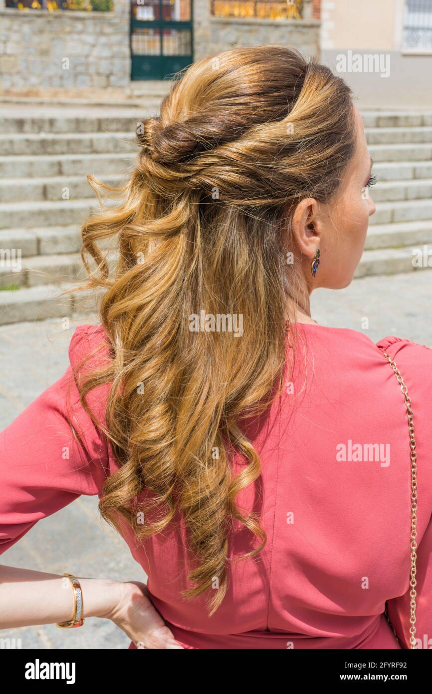 Facile acconciatura mezzo updo con capelli biondi e lunghi Foto Stock