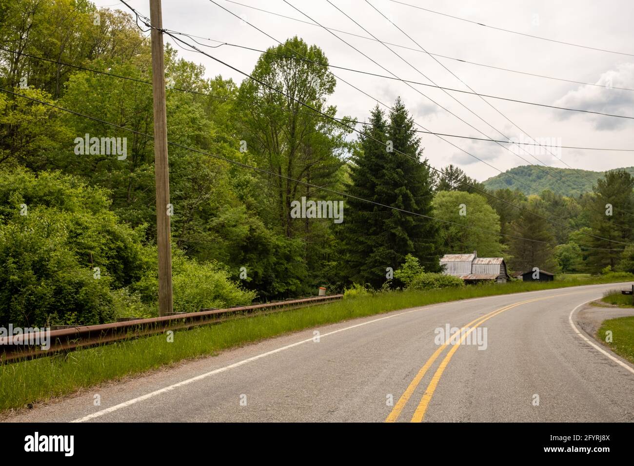 Le strade di campagna nella contea di Watauga, Carolina del Nord vicino a Valle Crucis sono belle come sono serene. Foto Stock