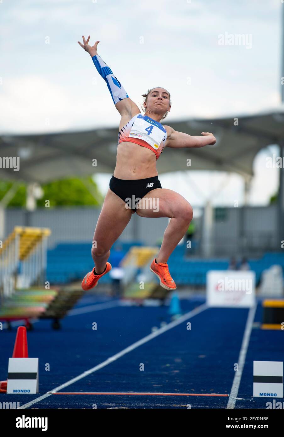 MANCHESTER - INGHILTERRA. 27 MAGGIO: Stephanie Jones in gara nel lungo salto durante l'evento di atletica internazionale di Manchester a SportCity, Manchester Foto Stock