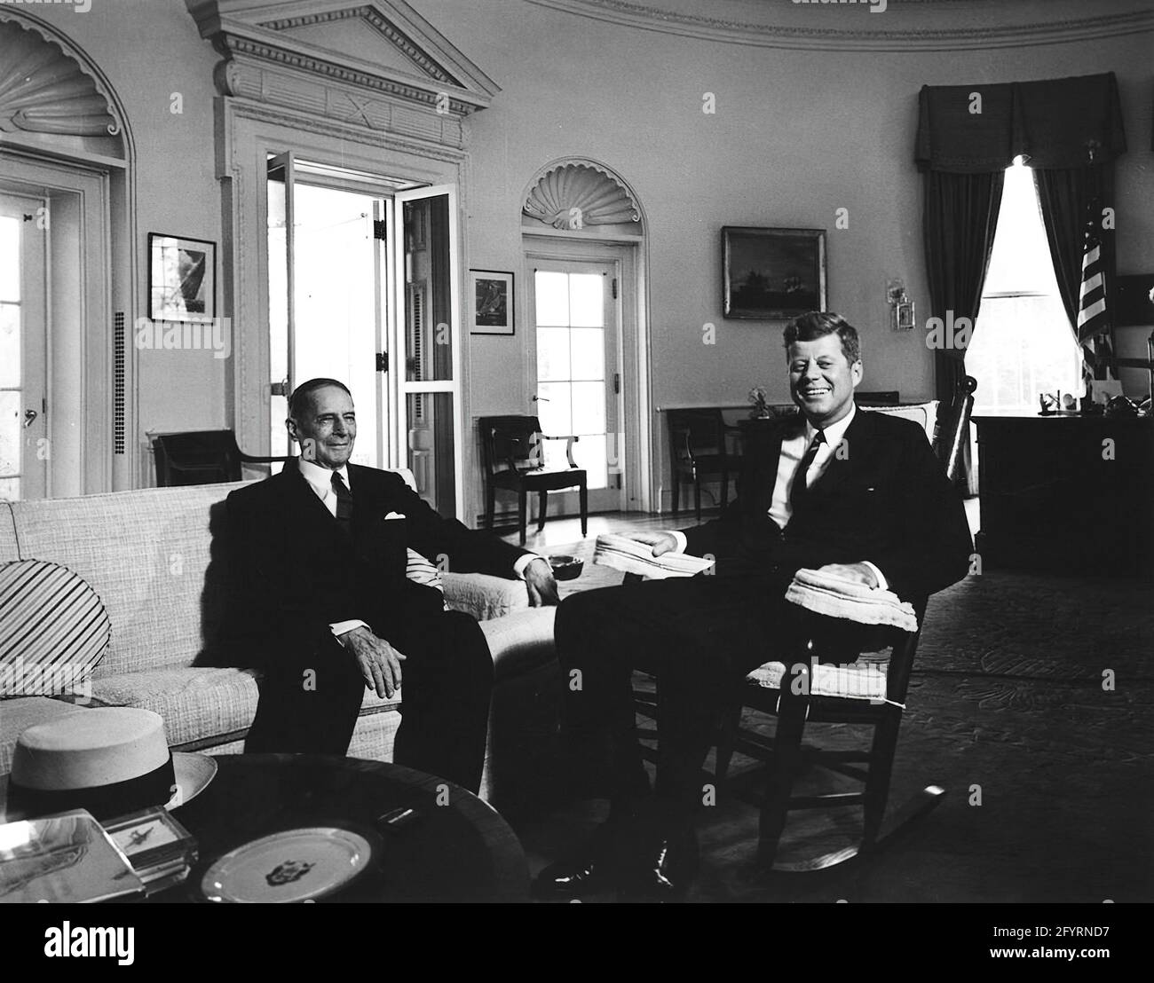 Il presidente John F. Kennedy incontrò il generale Douglas MacArthur, alle 10:50, nell'Ufficio ovale della Casa Bianca. Foto Stock