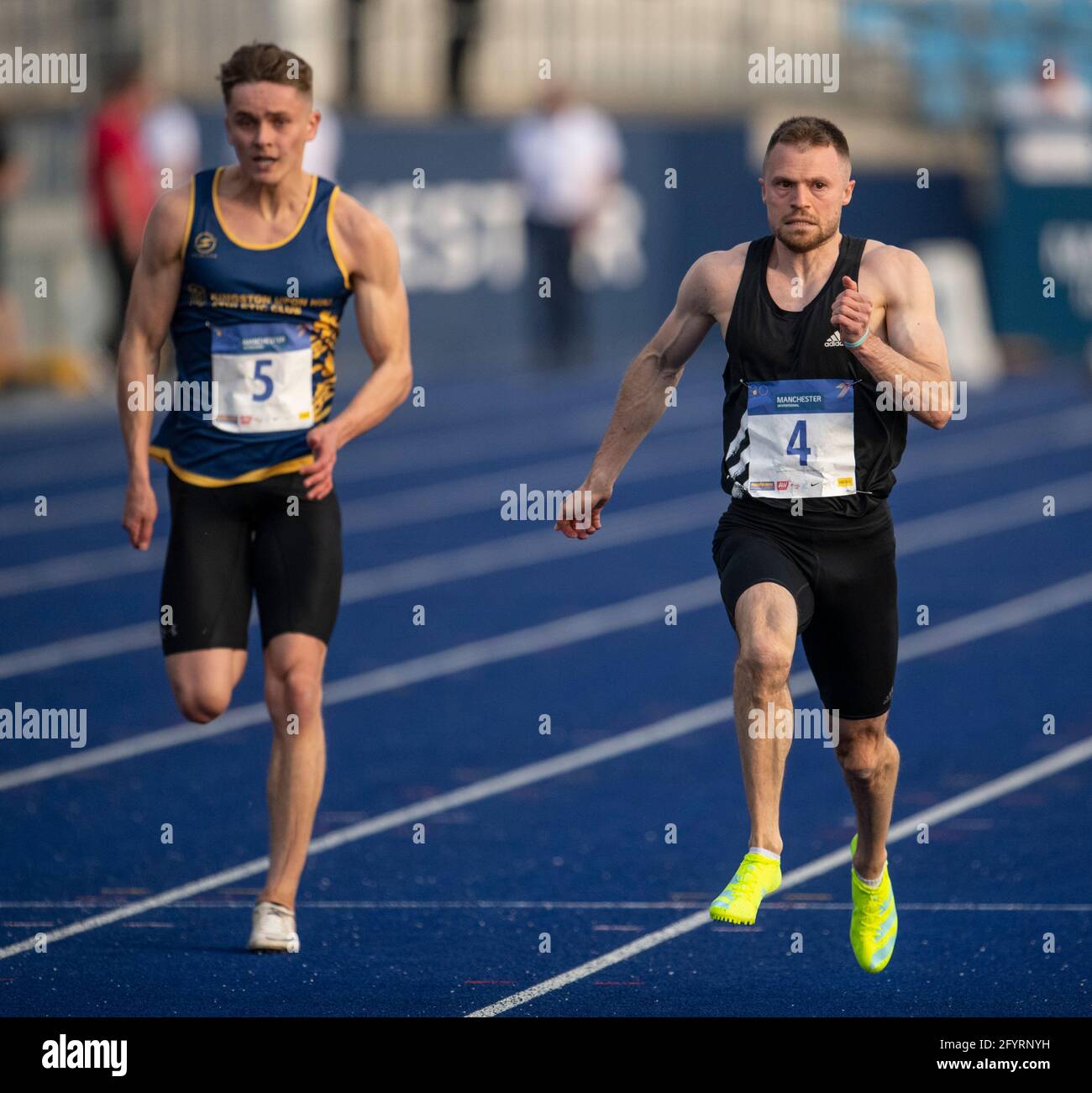 MANCHESTER - INGHILTERRA. 27 MAGGIO: David Morgan-Harrison e Andrew Robertson in gara nei 100m durante l'evento di atletica internazionale di Manchester a. Foto Stock
