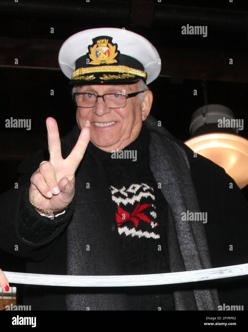 Pasadena, Stati Uniti. 30 dicembre 2014. LOS ANGELES - DEC 30: Gavin MacLeod al 'Love Boat' Cast decora il 30 dicembre 2014 a Pasadena, CA (Photo by Katrina Jordan/Sipa USA) il Rose Parade Float di Princess Cruises in un Rosemont Pavilion Foto Stock