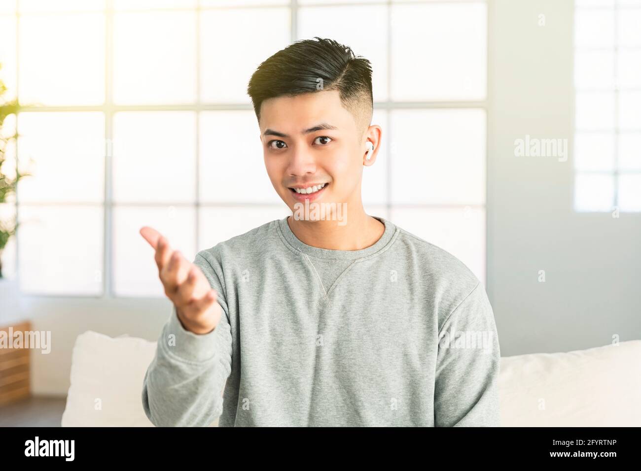 Head shot ritratto Asian insegnante online uomo che parla con webcam Foto Stock