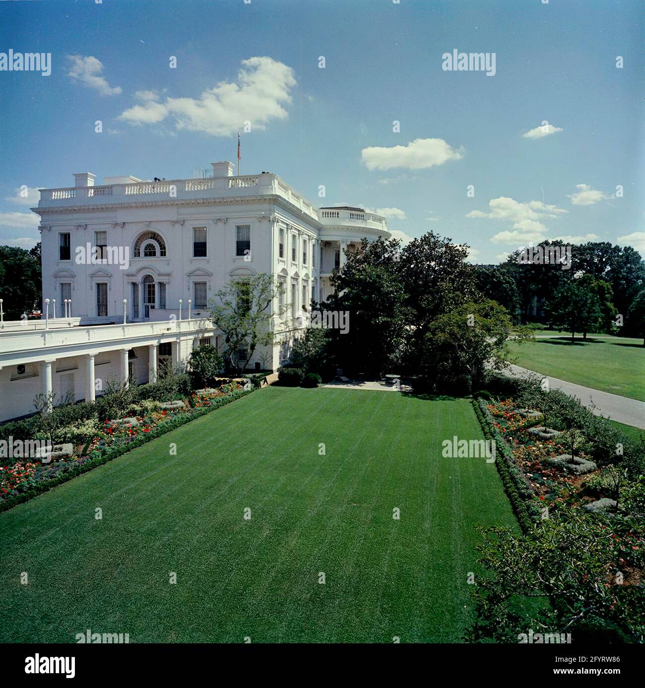 The White House Rose Garden, 24 agosto 1962. Il White House Rose Garden è un giardino che confina con l'Ufficio ovale e l'ala ovest della Casa Bianca a Washington, D.C., Stati Uniti. Il giardino è lungo circa 125 piedi e largo 60 piedi (38 metri per 18 metri, o circa 684m²). Equilibra il giardino Jacqueline Kennedy sul lato est del complesso della Casa Bianca. E' comunemente usato come palcoscenico per ricevimenti ed eventi mediatici grazie alla sua vicinanza alla Casa Bianca. Foto Stock