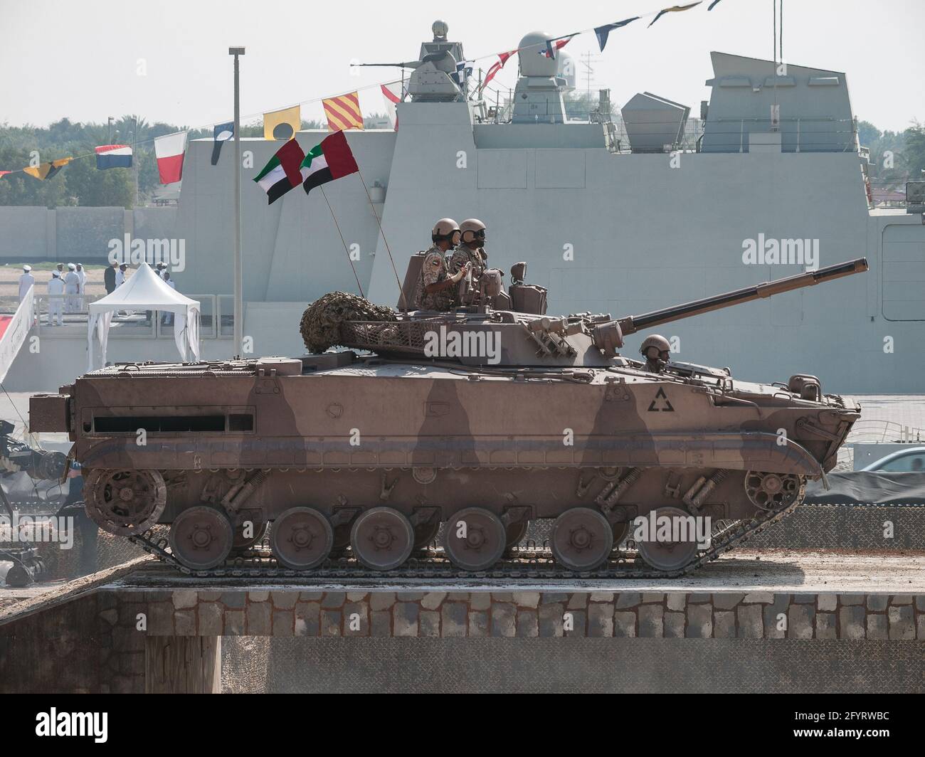 Abu Dhabi, Emirati Arabi Uniti - Febbraio 20.2013: Forze armate degli Emirati Arabi Uniti BMP-3 IFV (Fanteria Fighting Vehicle) in esposizione militare IDEX 2013 Foto Stock