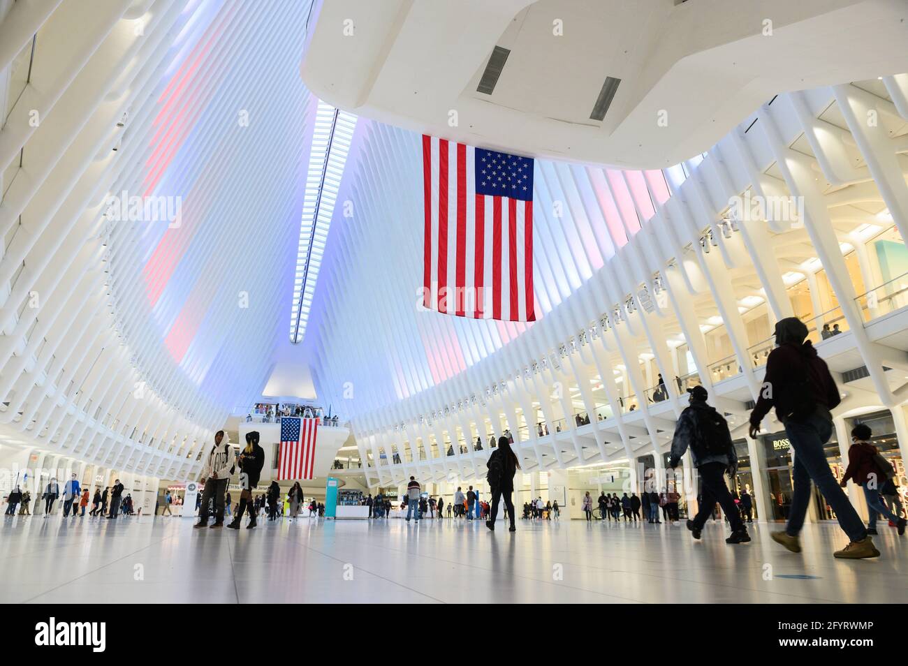 New York, New York, Stati Uniti. 29 maggio 2021. Il World Trade Center Oculus è illuminato di rosso, bianco e blu con bandiere americane in mostra in riconoscimento del Memorial Day il 29 marzo 2021 a New York, New York. Mike Lawrence/CSM/Alamy Live News Foto Stock