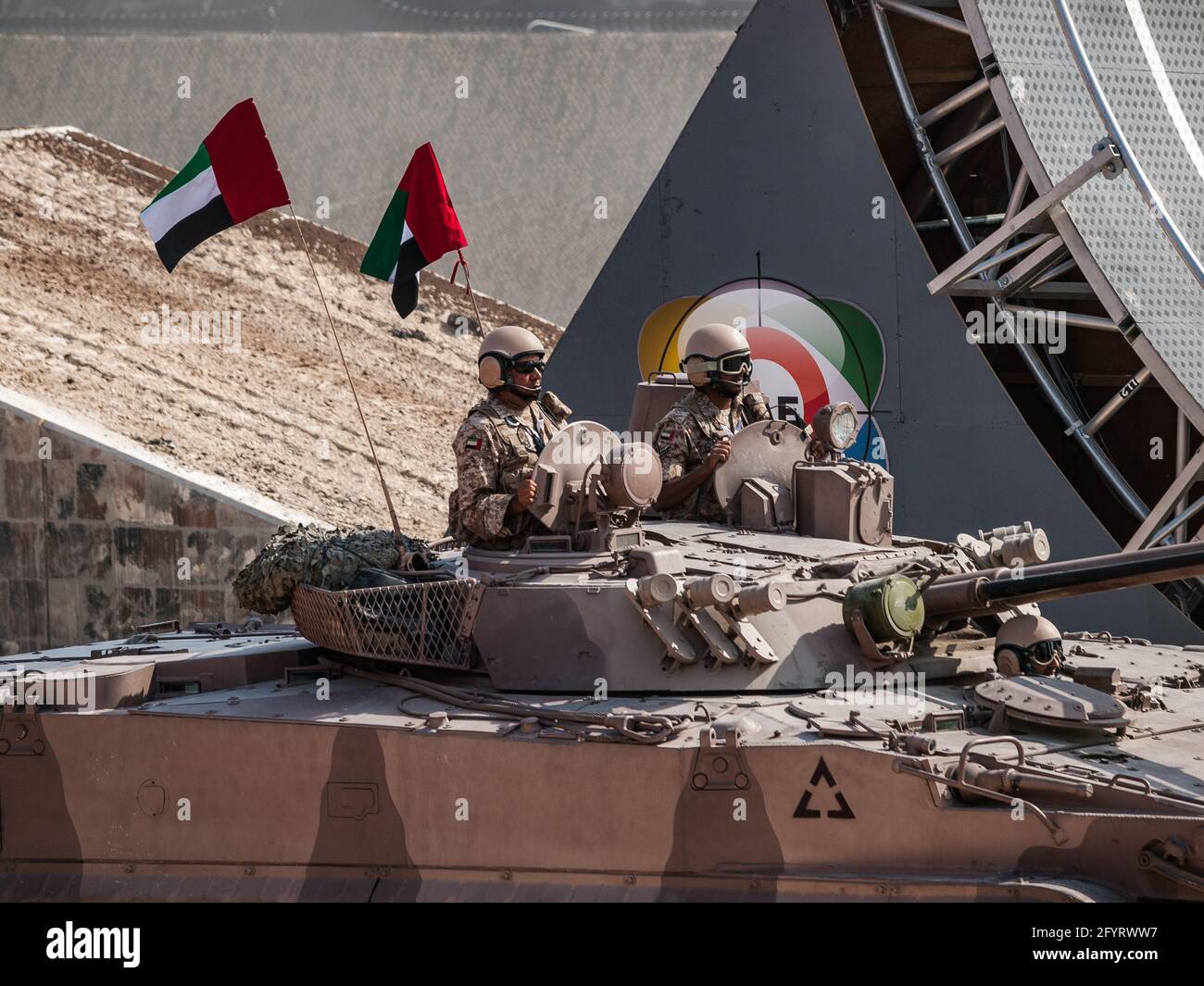 Abu Dhabi, Emirati Arabi Uniti - Febbraio 20.2013: Forze armate degli Emirati Arabi Uniti BMP-3 IFV (Fanteria Fighting Vehicle) in esposizione militare IDEX 2013 Foto Stock