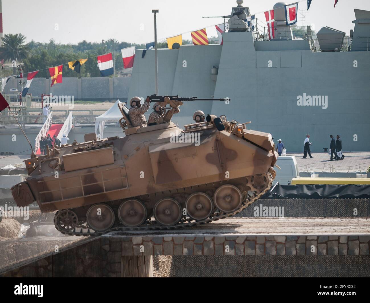 Abu Dhabi, Emirati Arabi Uniti - Febbraio 20.2013: FNSS ACV-300 APC (portatore di personale blindato) a IDEX 2015 IDEX 2013 mostra militare Foto Stock