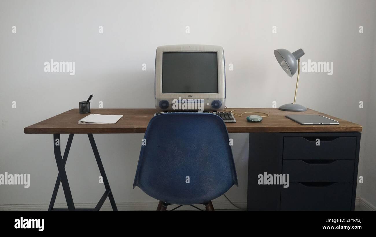 BERLINO, GERMANIA - 21 giu 2020: Da questa configurazione di scrivania è stato utilizzato un iMac G3 in blu. Una scrivania IKEA, una lampada e una sedia di design Foto Stock