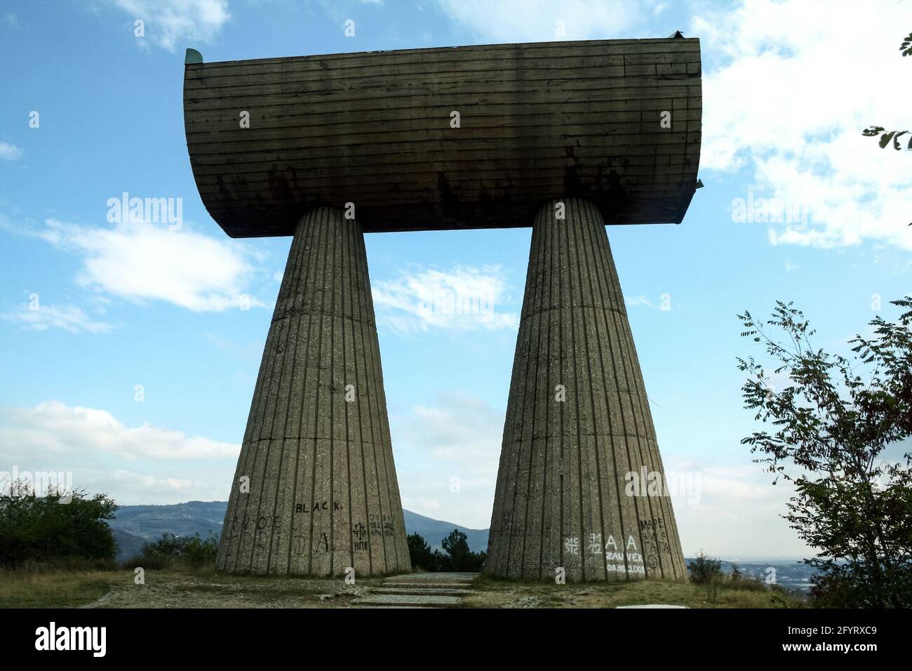 Foto del monumento ai minatori di Kosovska Mitrovica, Kosovo. Il Monumento ai Partisani Serbo ed Albanese (conosciuto anche come Monumento a. Foto Stock