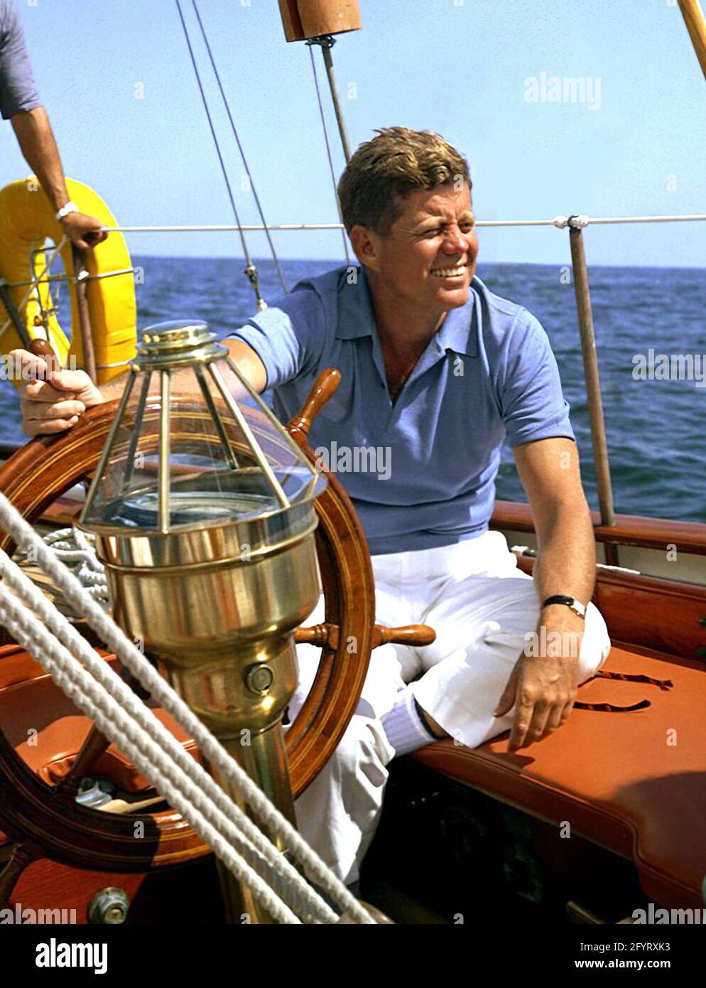 Il presidente John F. Kennedy siede a bordo della nave della Guardia Costiera degli Stati Uniti Manitou a Narragansett Bay, Newport, Rhode Island. Il presidente ha navigato sullo yacht durante la sua vacanza all'Hammersmith Farm di Newport. 26 agosto 1962. Foto Stock