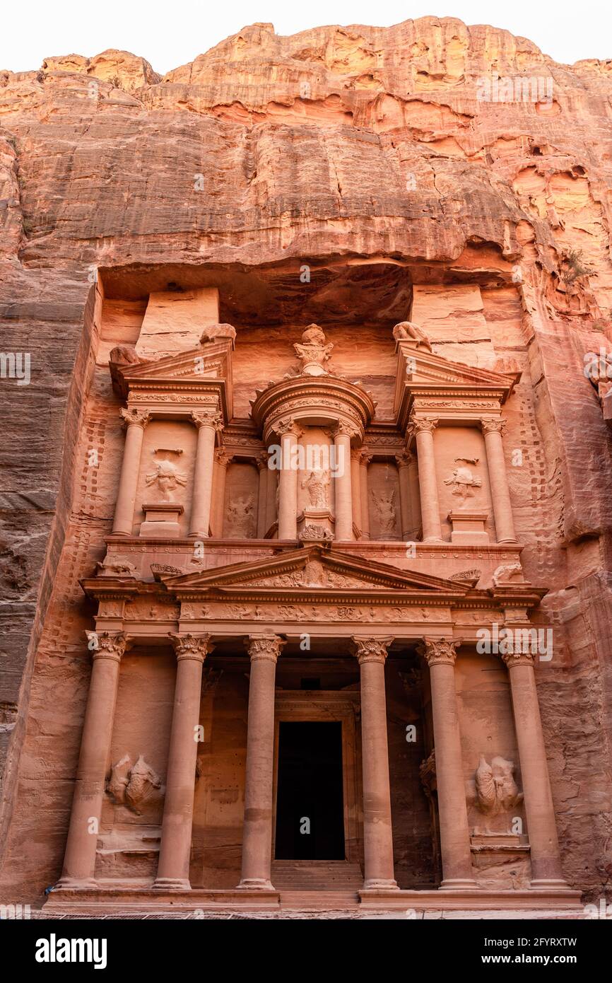 Tesoro, al-Khazneh toccato da modelli di erosione, una delle sette meraviglie del mondo antico è stato scolpito in pietra rosa rossa, Petra, Giordania Foto Stock
