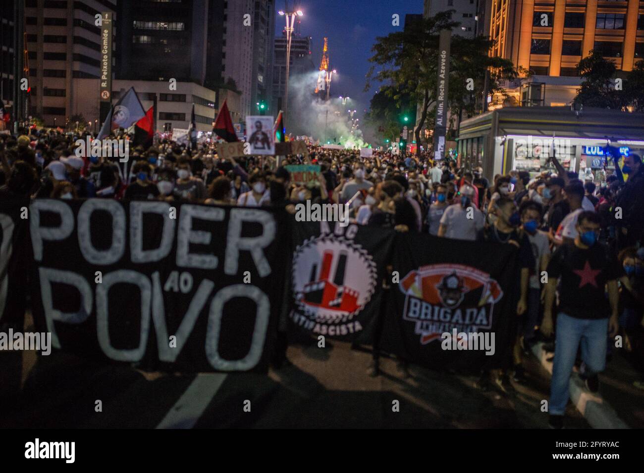 29 maggio 2021, Brasile, São Paulo: I manifestanti scendono in piazza contro il governo Bolsonaro. Foto: André Lucas/dpa Foto Stock