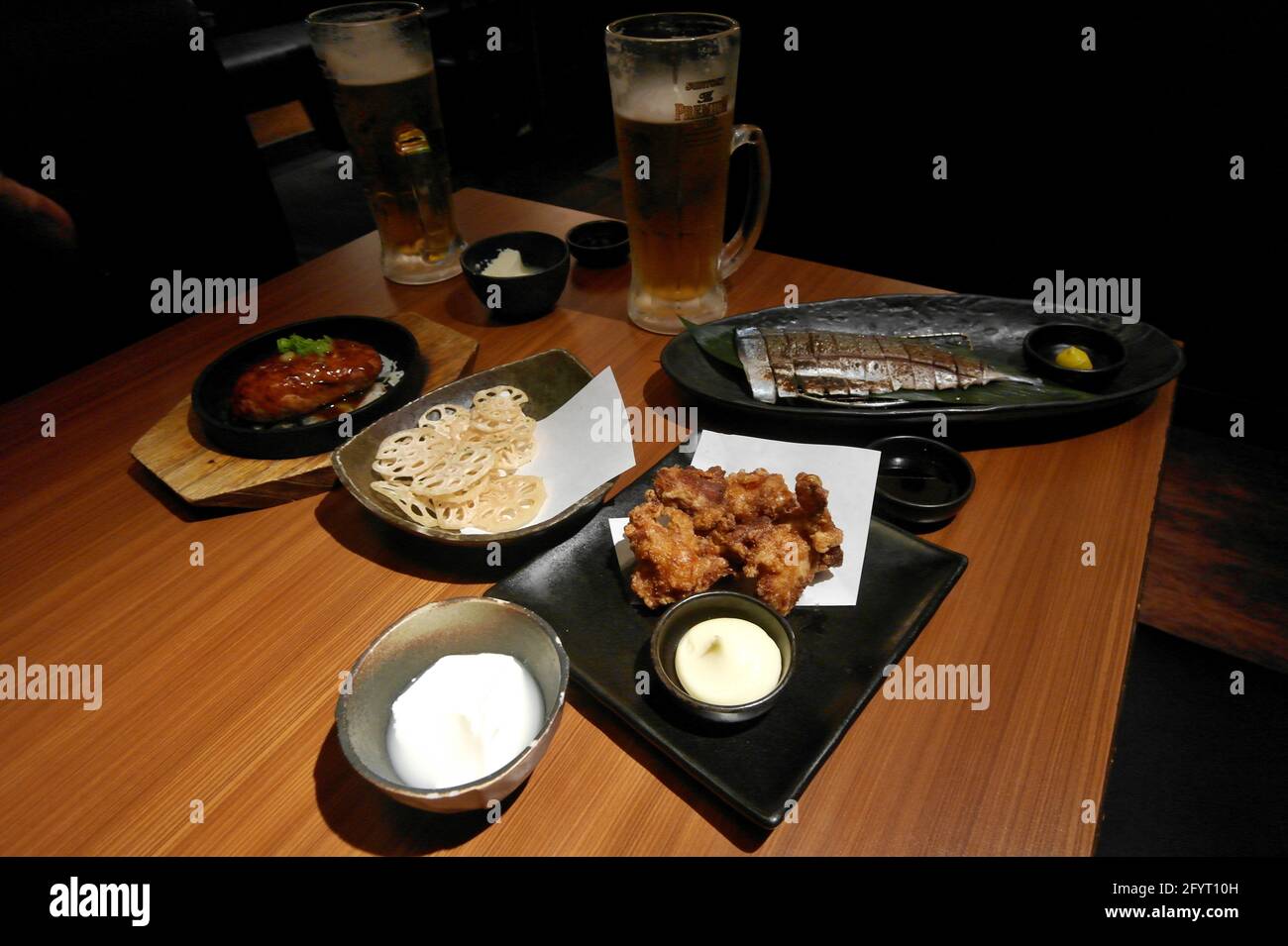 Vari piatti giapponesi izakaya (pub tradizionale) Foto Stock