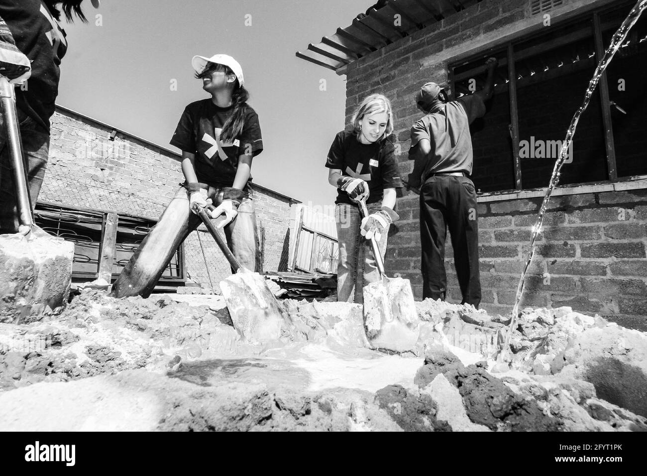 JOHANNESBURG, SUD AFRICA - 06 gennaio 2021: Soweto, Sud Africa - 05 settembre 2009: Programma comunitario diversificato di rimescolamento del cemento per la costruzione A. Foto Stock