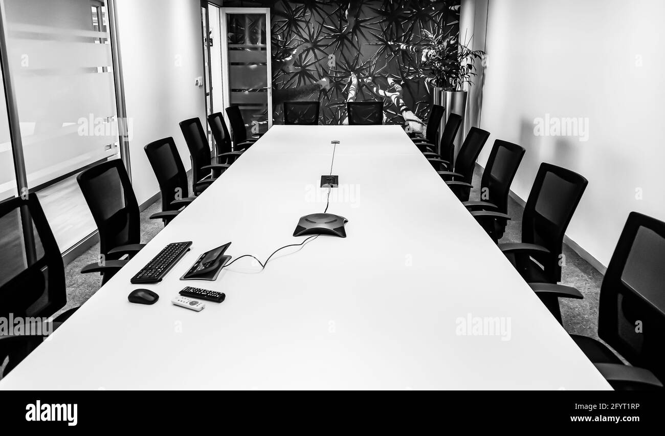 JOHANNESBURG, SUD AFRICA - 06 gennaio 2021: Johannesburg, Sud Africa - 1 marzo 2017: Tavolo e sedie da riunione vuoto e moderni Foto Stock