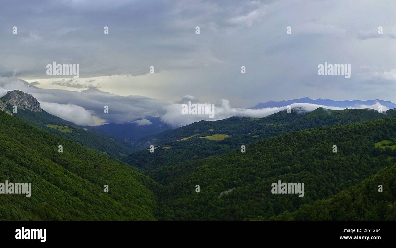 Le montagne del Parco Naturale Fuentes Carrionas Foto Stock