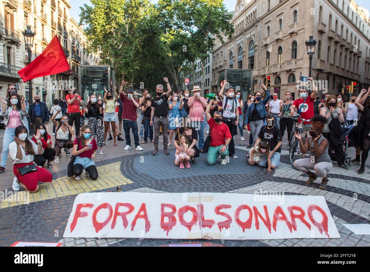 Barcellona, Spagna. 29 maggio 2021. Un banner che recita, uscire Bolsonaro, visto a terra durante la manifestazione.il giorno segnato da manifestazioni nelle principali città del Brasile contro il presidente brasiliano, Jair Bolsonaro. I brasiliani di Barcellona hanno protestato sulle Ramblas di Barcellona per unirsi alle proteste del loro paese natale. (Foto di Thiago Prudencio/SOPA Images/Sipa USA) Credit: Sipa USA/Alamy Live News Foto Stock