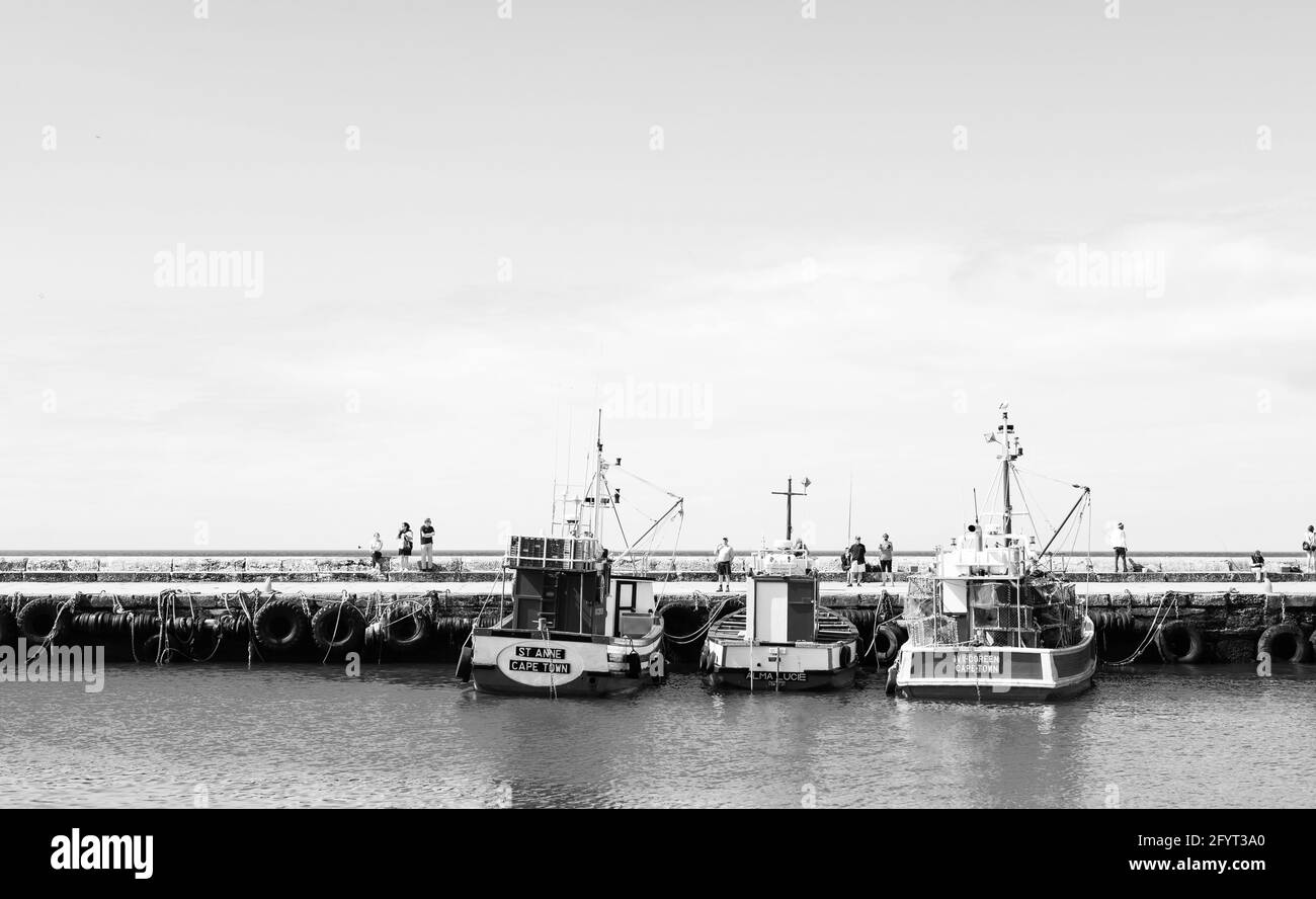 CITTÀ DEL CAPO, SUD AFRICA - 05 gennaio 2021: Città del Capo, Sud Africa - Marzo 13 2019: Piccole barche da pesca nel porto di Kalk Bay Foto Stock