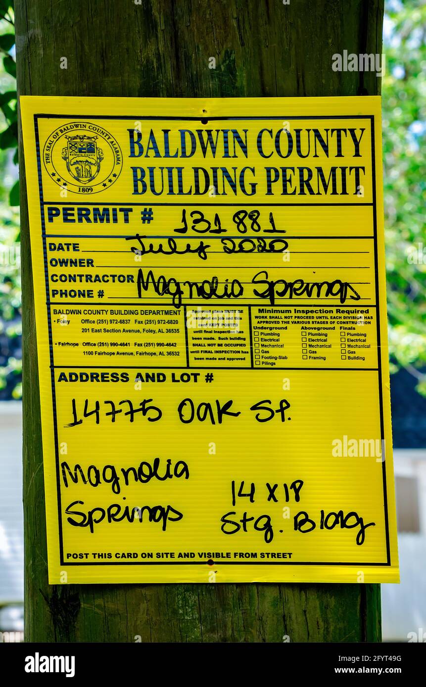 Un permesso di costruzione della contea di Baldwin è appeso su un albero, 27 maggio 2021, a Magnolia Springs, Alabama. Foto Stock