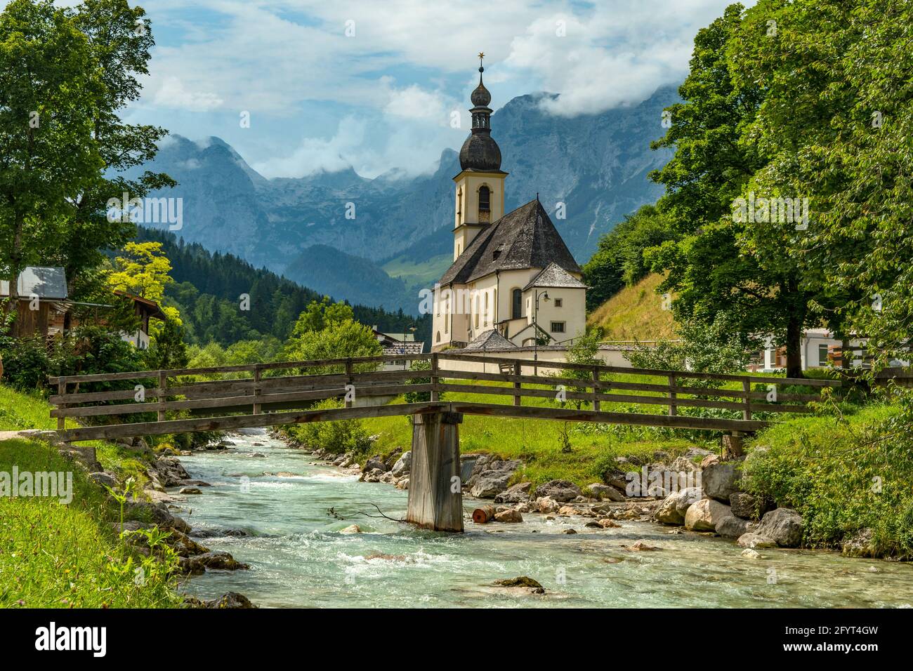 Sebastians St Kirche e fiume Tal, Ramsau, vicino a Berchtesgaden, Germania Foto Stock