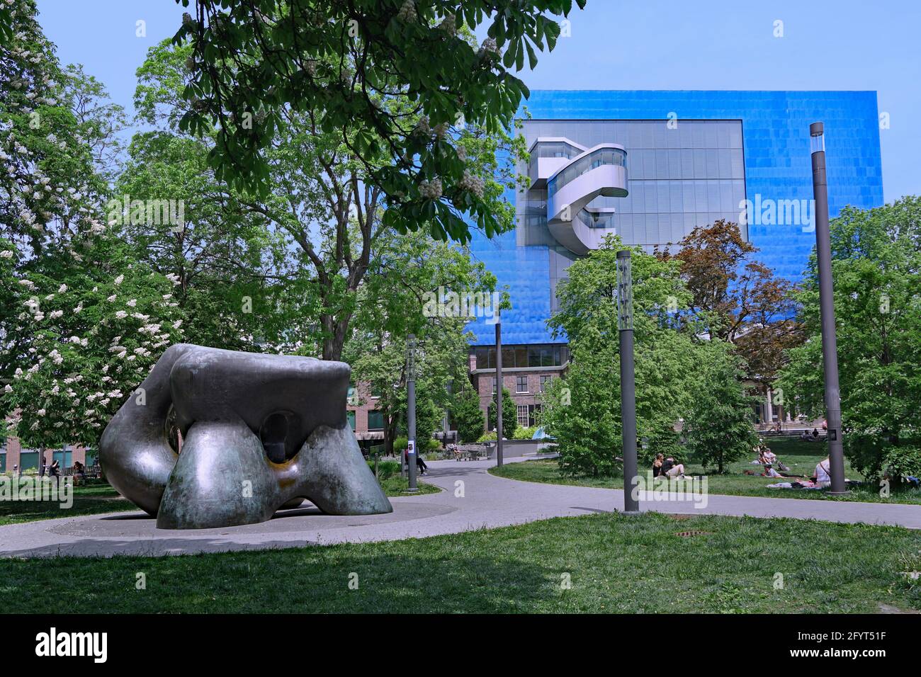 Toronto, Canada - 23 maggio 2021: Le persone si rilassano sull'erba nel Grange Park con una scultura Henry Moore, con Art Gallery of Ontario progettata da Frank Foto Stock