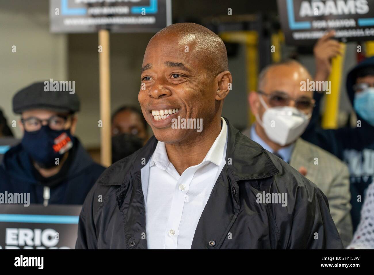 New York, Stati Uniti. 29 maggio 2021. Eric Adams, candidato mayoral di New York City, parla durante una conferenza stampa a Queens.New York City, candidato mayoral, e il presidente di Brooklyn Borough, Eric Adams, ha annunciato, presso le Queensbridge Houses, nel distretto di Queens, Il suo 'piano di ripresa economica' per aiutare le centinaia di migliaia di residenti che vivono all'interno della New York City Housing Authority. Credit: SOPA Images Limited/Alamy Live News Foto Stock