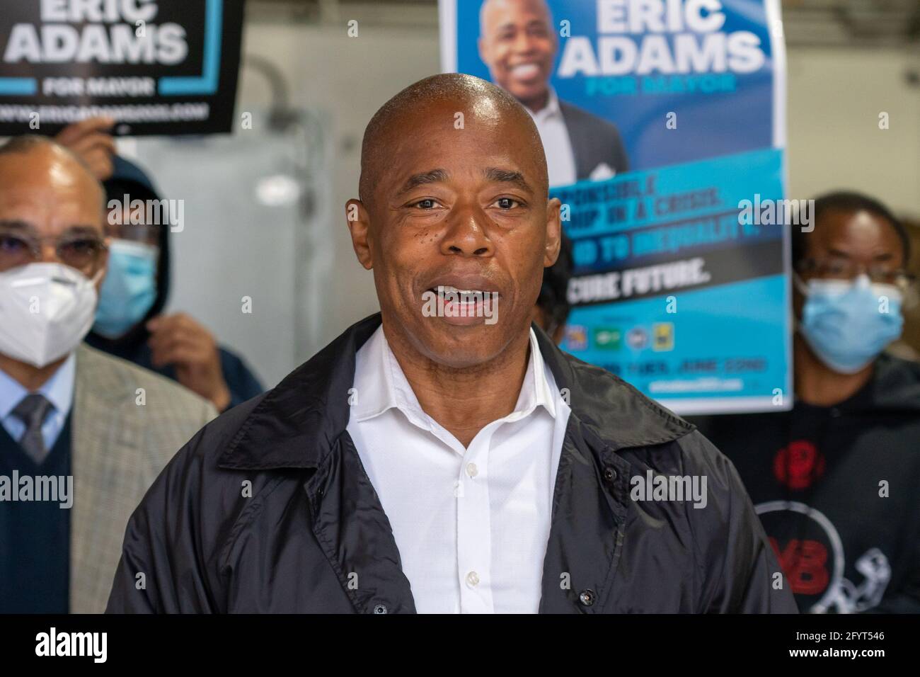 New York, Stati Uniti. 29 maggio 2021. Eric Adams, candidato mayoral di New York City, parla durante una conferenza stampa a Queens.New York City, candidato mayoral, e il presidente di Brooklyn Borough, Eric Adams, ha annunciato, presso le Queensbridge Houses, nel distretto di Queens, Il suo 'piano di ripresa economica' per aiutare le centinaia di migliaia di residenti che vivono all'interno della New York City Housing Authority. Credit: SOPA Images Limited/Alamy Live News Foto Stock