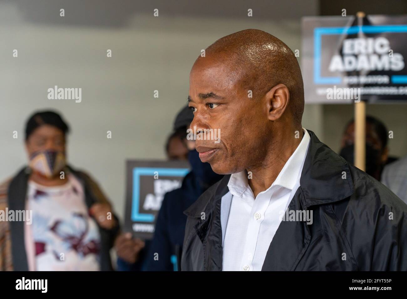 New York, Stati Uniti. 29 maggio 2021. Eric Adams, candidato mayoral di New York City, parla durante una conferenza stampa a Queens.New York City, candidato mayoral, e il presidente di Brooklyn Borough, Eric Adams, ha annunciato, presso le Queensbridge Houses, nel distretto di Queens, Il suo 'piano di ripresa economica' per aiutare le centinaia di migliaia di residenti che vivono all'interno della New York City Housing Authority. Credit: SOPA Images Limited/Alamy Live News Foto Stock