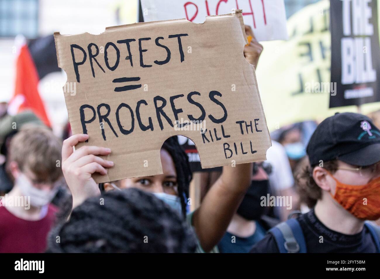 Londra, Regno Unito. 29 maggio 2021. I manifestanti hanno un cartello che dice protesta = progresso durante la dimostrazione.nel marzo 2021, il governo britannico ha proposto il Police and Crime Bill 2021, che pretende di espandere i diritti della polizia. Dalla sua pubblicazione, ha incontrato un diffuso scetticismo da parte del pubblico e successivamente è diventato oggetto di proteste. Sasha Johnson, l'attivista Black Lives Matter ha sostenuto una ferita alla testa a Peckham domenica 23 maggio (Foto di May James/SOPA Images/Sipa USA) Credit: Sipa USA/Alamy Live News Foto Stock