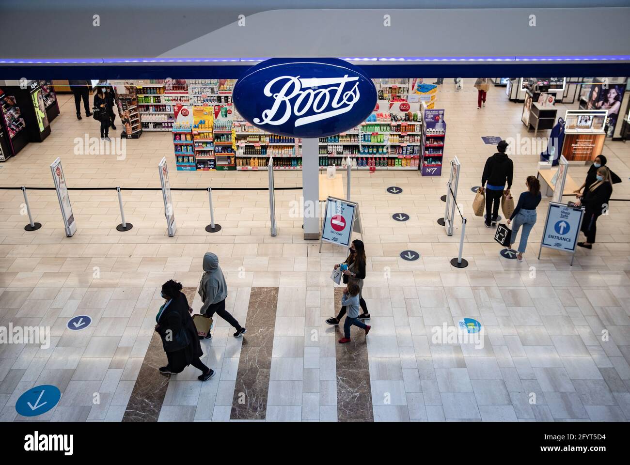 Londra, Regno Unito. 29 maggio 2021. La gente ha visto all'interno di Boots, un commerciante britannico di salute e bellezza e catena della farmacia a Londra. Credit: SOPA Images Limited/Alamy Live News Foto Stock