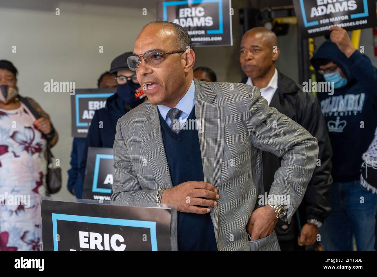 New York, Stati Uniti. 29 maggio 2021. Mons. Mitchell Gordon Taylor ha approvato durante una conferenza stampa a Queens.New York City, candidato al sindaco e presidente del Brooklyn Borough, Eric Adams, ha annunciato, alle Queensbridge Houses nel quartiere delle Queens, Il suo 'piano di ripresa economica' per aiutare le centinaia di migliaia di residenti che vivono all'interno della New York City Housing Authority. (Foto di Ron Adar/SOPA Images/Sipa USA) Credit: Sipa USA/Alamy Live News Foto Stock