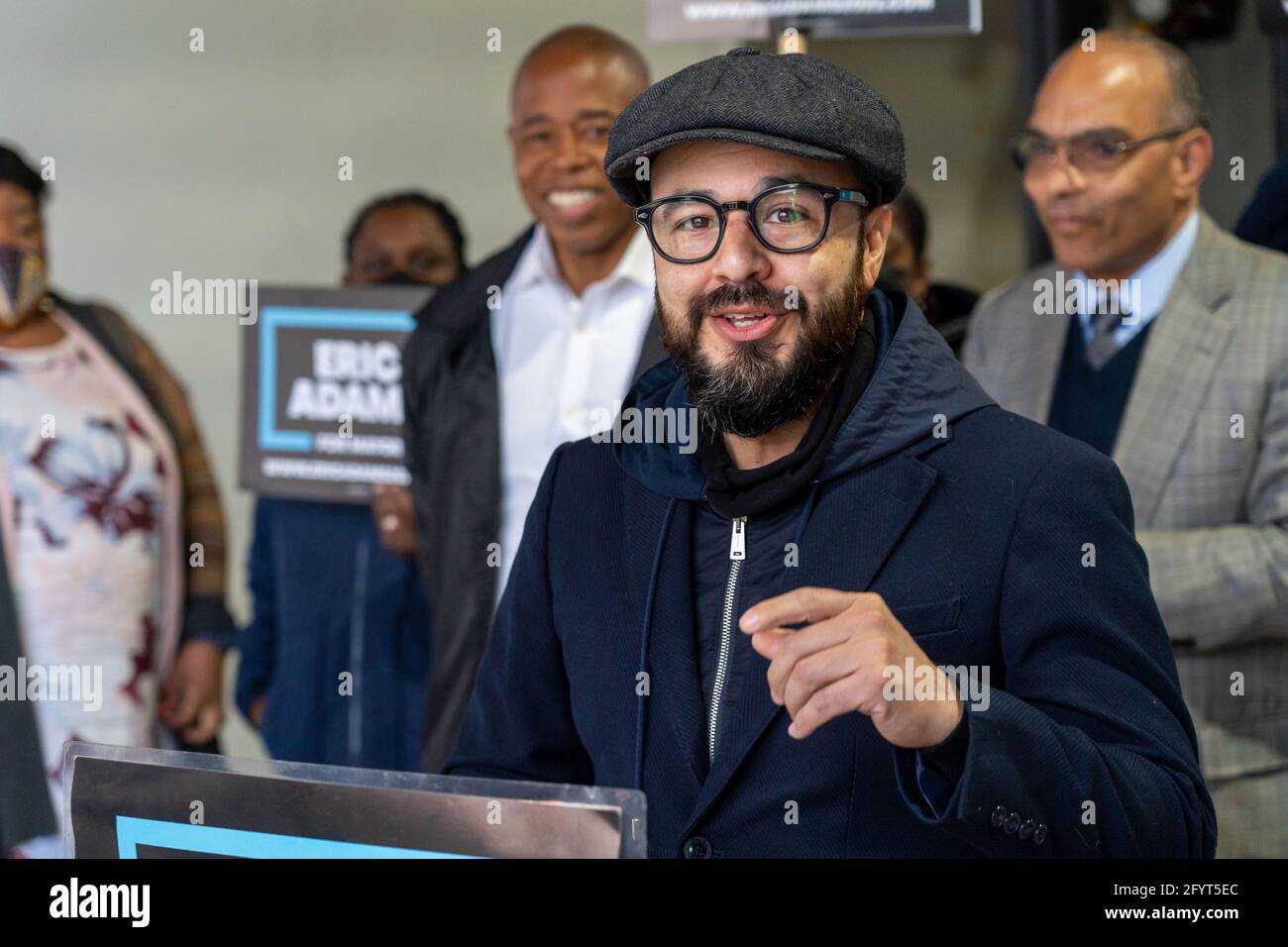 New York, Stati Uniti. 29 maggio 2021. Francisco Moya, membro del Consiglio della città di New York, approva Eric Adams durante una conferenza stampa a Queens.New York City, candidato sindaco e presidente di Brooklyn Borough, Eric Adams, ha annunciato, alle Queensbridge Houses nel quartiere delle Queens, Il suo 'piano di ripresa economica' per aiutare le centinaia di migliaia di residenti che vivono all'interno della New York City Housing Authority. (Foto di Ron Adar/SOPA Images/Sipa USA) Credit: Sipa USA/Alamy Live News Foto Stock