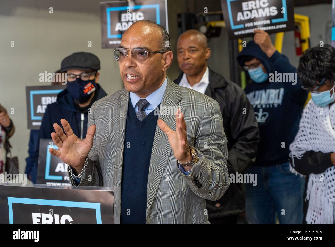 New York, Stati Uniti. 29 maggio 2021. Mons. Mitchell Gordon Taylor ha approvato durante una conferenza stampa a Queens.New York City, candidato al sindaco e presidente del Brooklyn Borough, Eric Adams, ha annunciato, alle Queensbridge Houses nel quartiere delle Queens, Il suo 'piano di ripresa economica' per aiutare le centinaia di migliaia di residenti che vivono all'interno della New York City Housing Authority. (Foto di Ron Adar/SOPA Images/Sipa USA) Credit: Sipa USA/Alamy Live News Foto Stock