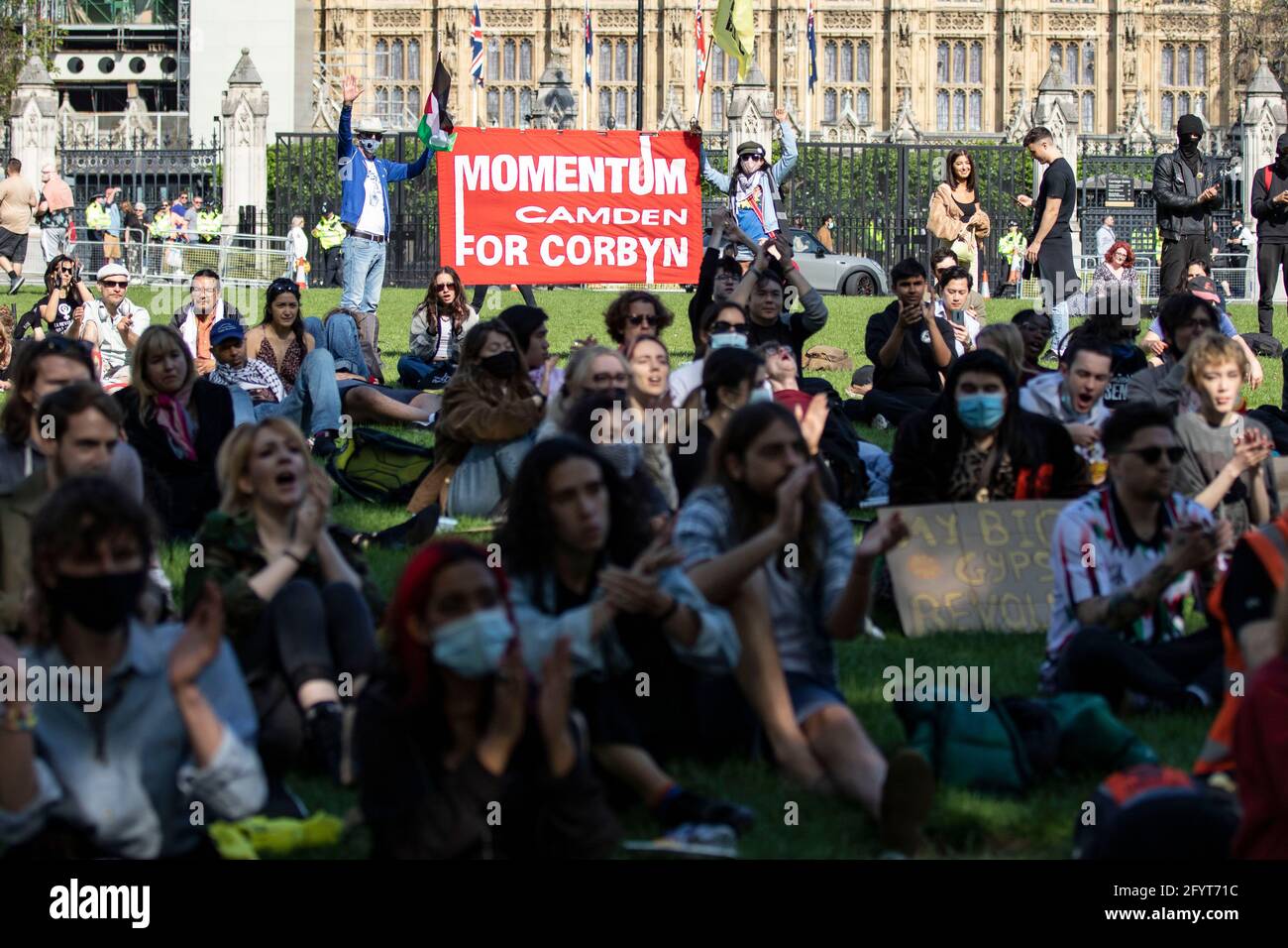 Londra, Regno Unito. 29 maggio 2021. Durante la manifestazione, i manifestanti hanno un cartello con la scritta Momentum Camden for Corbyn.nel marzo 2021, il governo britannico ha proposto il Police and Crime Bill 2021, con l'intento di estendere i diritti della polizia. Dalla sua pubblicazione, ha incontrato un diffuso scetticismo da parte del pubblico e successivamente è diventato oggetto di proteste. Credit: SOPA Images Limited/Alamy Live News Foto Stock