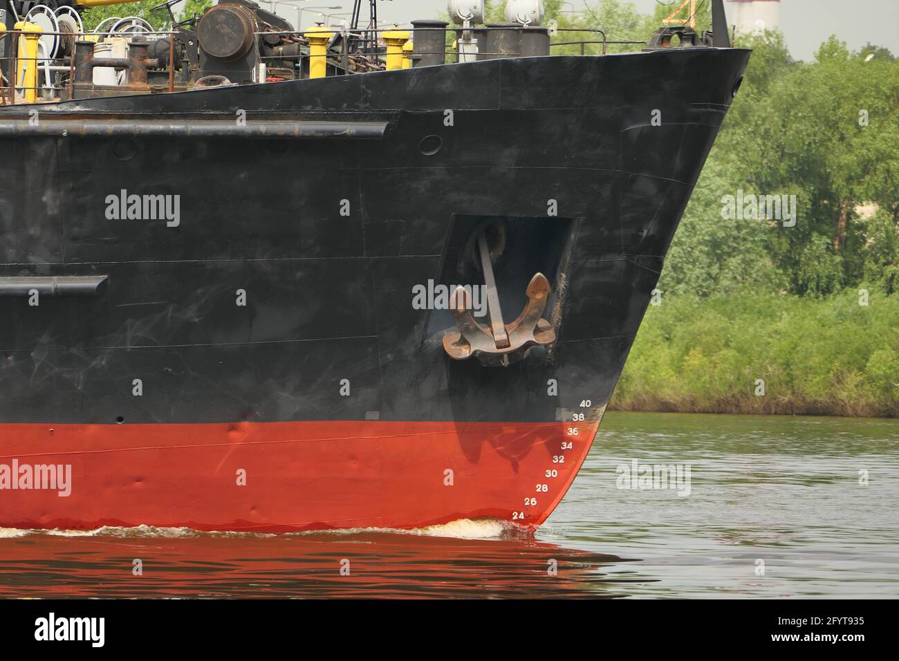 Trasporto sul fiume. Grande nave. Linea d'acqua sulla nave e ancorato. Foto Stock
